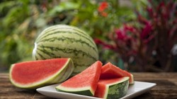 4 Makanan yang Tidak Boleh Dimakan Bersamaan dengan Semangka