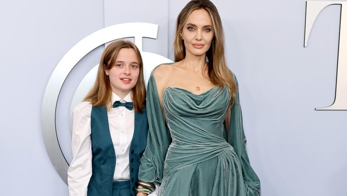 NEW YORK, NEW YORK - JUNE 16: (L-R) Vivienne Jolie-Pitt
and Angelina Jolie attend the 77th Annual Tony Awards at David H. Koch Theater at Lincoln Center on June 16, 2024 in New York City. (Photo by Dia Dipasupil/Getty Images)
