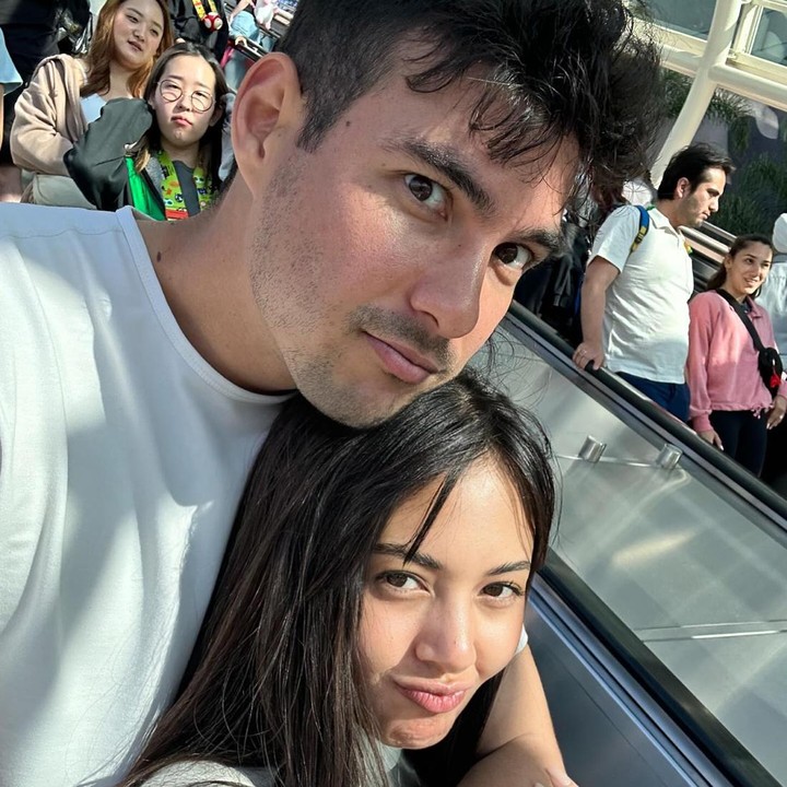 <p>Kabar mengenai Aurelie Moremans yang telah memiliki kekasih langsung menjadi perbincangan. Banyak warganet terkejut dengan kabar tersebut. Netizen langsung memberikan komentar mereka, Bunda. (Foto: Instagram @aurelie @drtylerbigenho)</p>