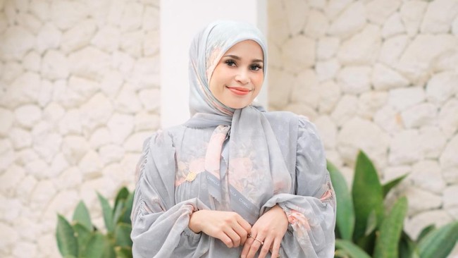 Konten kreator dan pemilik brand lokal Malla Fashion & Camalla Exclusive, Madamme Malla sukses mengoptimalkan fitur Shopee Live guna meningkatkan penjualan.