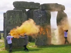 Viral, Dua Aktivis Semprot Cat Bubuk ke Situs Stonehenge!