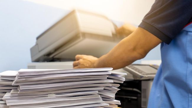 Rim merupakan satuan hitung yang digunakan untuk menyatakan jumlah kertas. Lantas, 1 rim berapa lembar kertas?