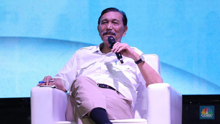 Menteri Koordinator Bidang Kemaritiman dan Investasi (Menko Marves), Luhut Binsar Pandjaitan menyampikan pemaparan saat Keynote Speech dalam acara MINDialogue Mining Outlook 2024 di Jakarta, Kamis (20/6/2024). (CNBC Indonesia/Tri Susilo)