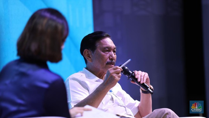 Menteri Koordinator Bidang Kemaritiman dan Investasi (Menko Marves), Luhut Binsar Pandjaitan menyampikan pemaparan saat Keynote Speech dalam acara MINDialogue Mining Outlook 2024 di Jakarta, Kamis (20/6/2024). (CNBC Indonesia/Tri Susilo)
