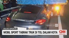 VIDEO: Mobil Sport Tabrak Truk di Tol Dalam Kota