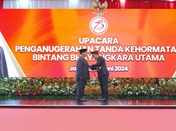 Momen Kapolri Sematkan Bintang Bhayangkara Utama ke Prabowo Subianto