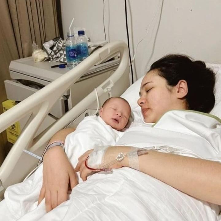 <p>Artis cantik Pamela Bowie melahirkan anak laki-laki bershio Naga pada Juni 2024, Bunda. Si Kecil pun memiliki nama yang indah, yakni Oliver Richard Gunawan. “Dan terjadi begitu saja…Oliver Richard Gunawan,” tulis Bunda kelahiran tahun 1993 tersebut, dikutip dari akun Instagram pribadi Pamela Bowie. (Foto: Instagram @pammybowie)</p>