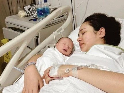 Pamela Bowie Melahirkan Bayi Laki-laki, Namanya Keren Bun