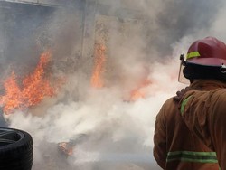 Api Bakaran Sampah Merambat ke Tumpukan Ban di Bekasi, Asap Hitam Membubung