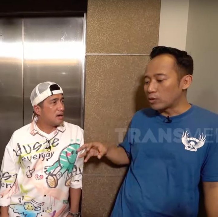 <p>Salah satu fasilitas mewah lain yang ada di dalam rumah Denny dan Shanty adalah lift. Tadinya, pasangan ini sengaja membangun lift untuk memudahkan ayah Denny yang sedang sakit agar leluasa berada di dalam rumah. Tetapi sayangnya sang ayah harus pergi untuk selamanya. (Foto: YouTube TRANS7 OFFICIAL)</p>