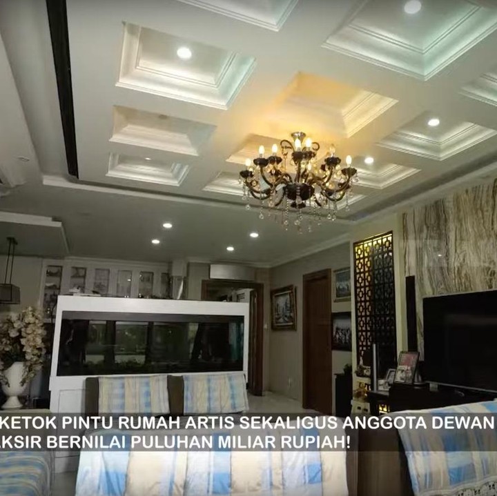 <p>Denny dan Shanty mendesain ruang utamanya juga dengan gaya modern klasik. Terlihat dinding di sudut ruangan terbuat marmer. Di ruangan ini, juga terdapat aquarium besar, Bunda. (Foto: YouTube TRANS7 OFFICIAL)</p>