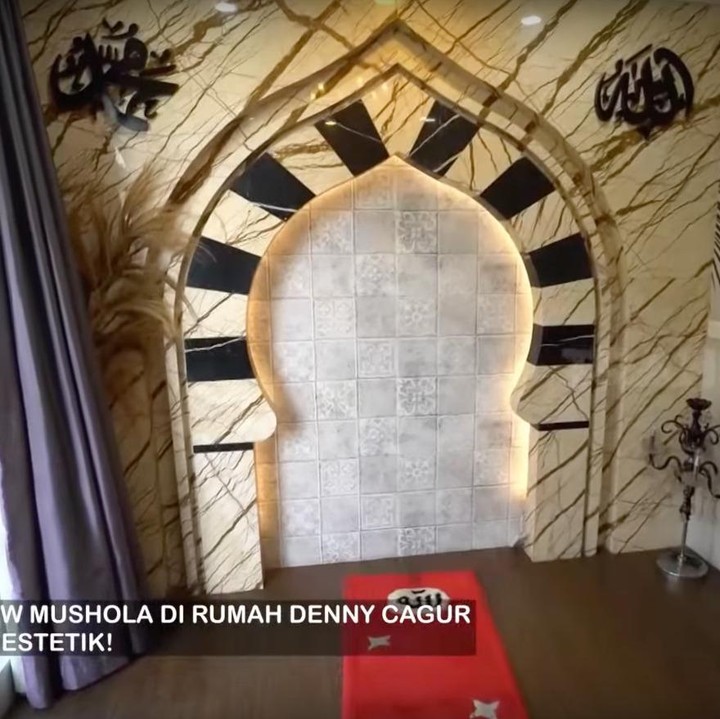 <p>Di dalam rumah mewah ini, Denny dan Shanty juga membangun musala. Desian ruang musala tampak estetik dengan lantai kayu, dinding marmer, dan jendela besar yang menghadap ke taman. (Foto: YouTube TRANS7 OFFICIAL)</p>