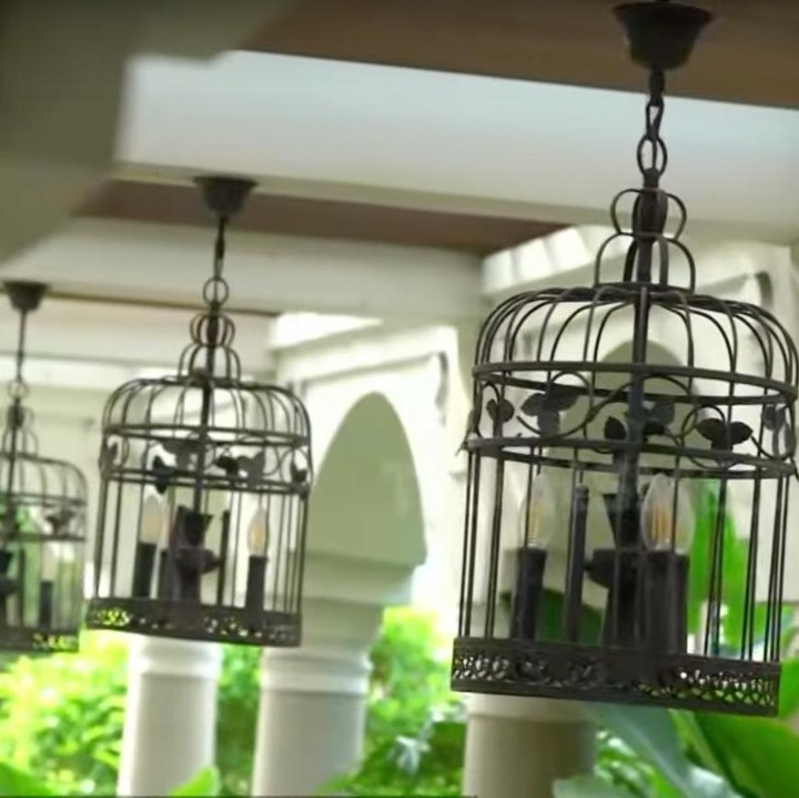 <p>Sebelum memasuki ruang utama, Bunda akan melewati pilar-pilar berwarna putih bergaya modern klasik. Pilar-pilar yang berada di taman ini memberikan kesan mewah karena desainnya yang bernuansa Eropa. (Foto: YouTube TRANS7 OFFICIAL)</p>