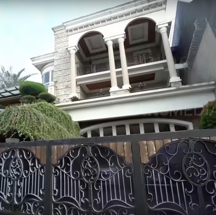 <p>Pasangan artis Denny Cagur dan Shanty Widihastuti menempati hunian mewah di daerah Jakarta Selatan. Rumah bertingkat milik Denny dan Shanty ditaksir bernilai puluhan miliar rupiah, Bunda. (Foto: YouTube TRANS7 OFFICIAL)</p>