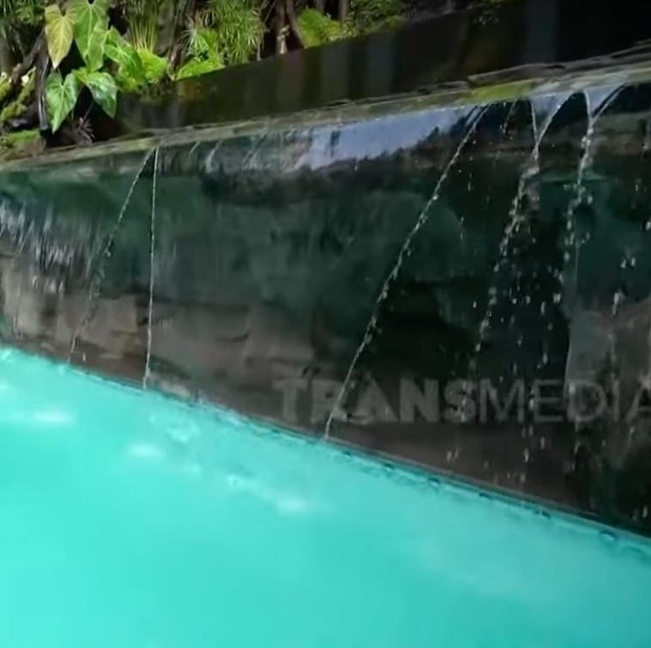 <p>Di rumah impiannya ini, Denny dan Shanty tak lupa membangun kolam renang. Kolam renang ini dilengkapi dengan seluncuran seperti di waterpark lho. Keren banget kan? (Foto: YouTube TRANS7 OFFICIAL)</p>
