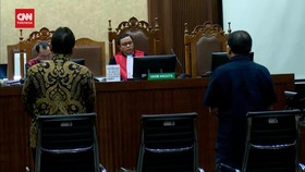 VIDEO: 2 Terdakwa Kasus Korupsi BTS Kominfo Divonis 2,5 Tahun Penjara