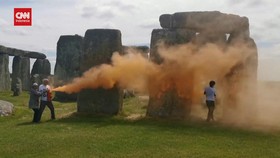 VIDEO: Aktivis Lingkungan Semprotkan Cat ke Monumen Stonehenge
