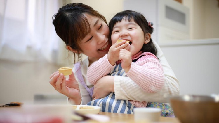 1301113384 Parents and children eating the sweets they made