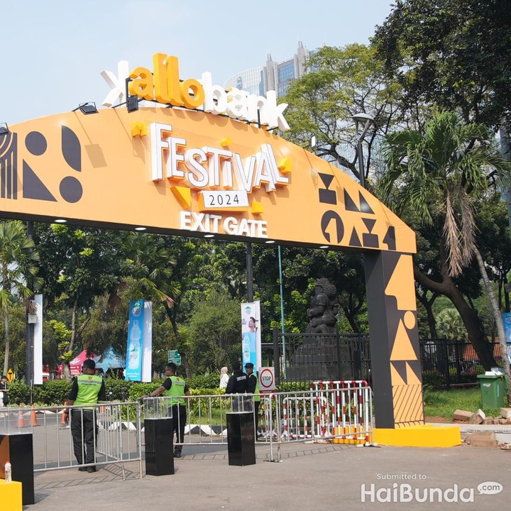 <p>Kemeriahan Allo Bank Festival 2024 tidak berhenti di sini karena besok juga akan banyak penyanyi terkenal yang akan menghibur para pengemarnya. Mulai dari WayV, Rossa, BCL, Project Pop, D'Masiv, Agak Laen Berkaraoke, Ayu Ting Ting, hingga Hivi! Tunggu apa lagi?  (Foto: haibunda.com/Atmaja Kurniawan)</p>