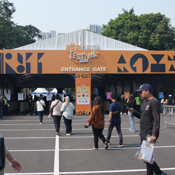 <p>Bunda yang belum memiliki tiket juga tidak perlu khawatir karena acara ini menyediakan penjualan tiket OTS alias On The Spot di Parkir Selatan. Penjualan tiket ini hanya berlaku untuk penampilan outdoor. Nah, tunggu apa lagi, yuk, segera kunjungi AlloBank Fest 2024 sekarang!. Foto: HaiBunda/Atmaja Kurniawan</p>