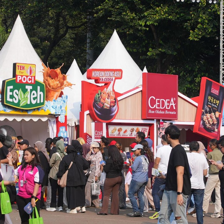 <p>Bunda juga tidak perlu khawatir, Allo Fest menyediakan booth khusus makanan dan minuman yang disebut Area Makan Receh. Mulai dari Bagonar X Jay Thani, Go Lunch, Lintang Tebu, Bakso Ikan Mercon Teh Windy, Gohyong Cikini, Cheeseking, hingga Simple Fresh, bisa Bunda temukan hanya di acara ini, lho. Foto: HaiBunda/Atmaja Kurniawan</p>