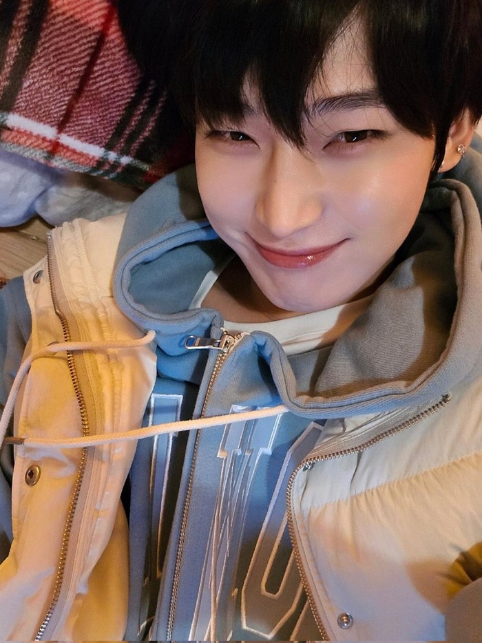 Bahkan tanpa lesung pipi pun wajah Sunoo ENHYPEN sudah terlihat imut, apalagi dengan whisker dimples. Fans ENHYPEN alias ENGENE setuju bahwa senyuman manisnya yang membuatnya terlihat seperti kucing memancarkan aura positif./ Foto: x.com/ENHYPEN_members