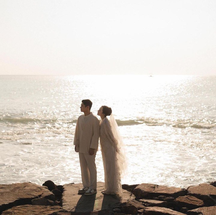 <p>Perempuan 21 tahun ini juga menyelipkan kata-kata romantis yang menyentuh hati pada caption foto <em>prewed</em>-nya, Bunda. "Kata mereka, cinta terbaik adalah cinta yang tidak pernah kau duga sebelumnya," tulis Beby, dikutip dari laman <em>Instagram@bebytsabina,</em> Jumat (21/6/2024). (Foto: Instagram@bebytsabina)</p>