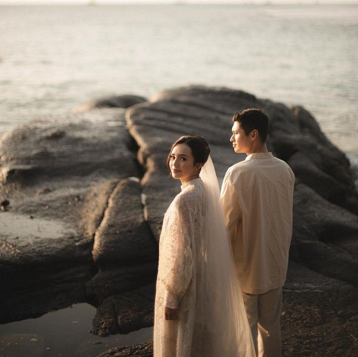 <p>Kabar bahagia datang dari aktris cantik Cut Beby Tsabina yang sebentar lagi akan dipersunting oleh Sang Kekasih, Rizki Natakusumah. Menjelang hari pernikahannya, Beby mengunggah beberapa foto <em>prewedding</em> mereka. (Foto: Instagram@bebytsabina)</p>