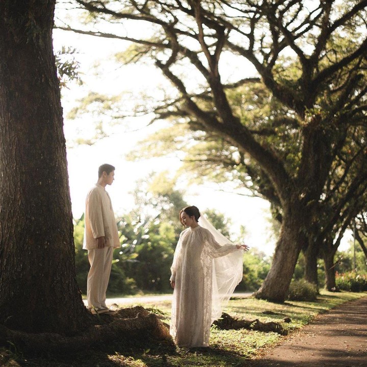 <p>Momen <em>prewed</em>-nya itu dibagikan oleh Beby langsung melalui akun Instagram pribadinya. Lewat postingan tersebut, Beby dan calon suaminya itu terlihat mengenakan pakaian yang serasi, yakni berwarna putih. (Foto: Instagram@bebytsabina)</p>
