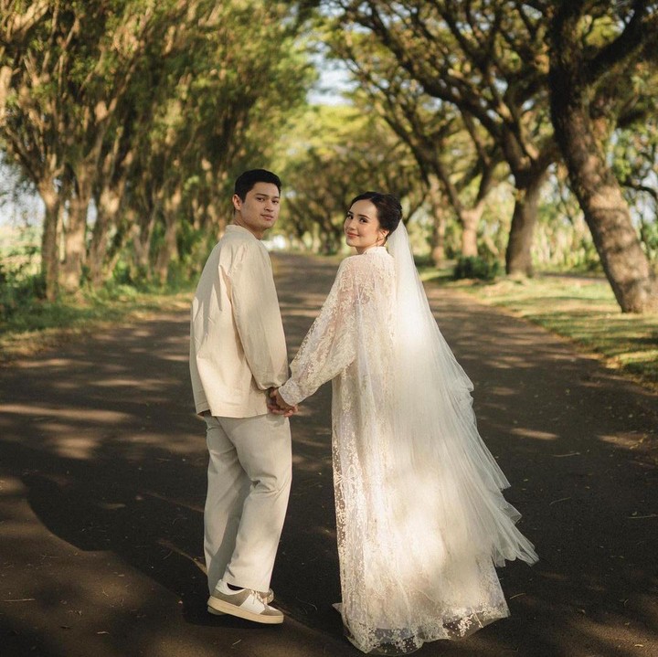 <p>Foto-foto <em>prewed</em> Beby dan Rizky terlihat sangat sederhana, namun elegan. Bahkan, ada netizen yang mengira ini adalah poster drama Korea alias drakor, lho. "gua kira poster drakor," tulis akun @kik0oena****. "Bener2 kek ala2 korea, simpel tapi cantik gitu," tulis akun @yalfarin****. (Foto: Instagram@bebytsabina)</p>