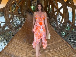 Gaya Liburan Cindy Crawford di Bali, Pakai Summer Dress Sambil Nyeker