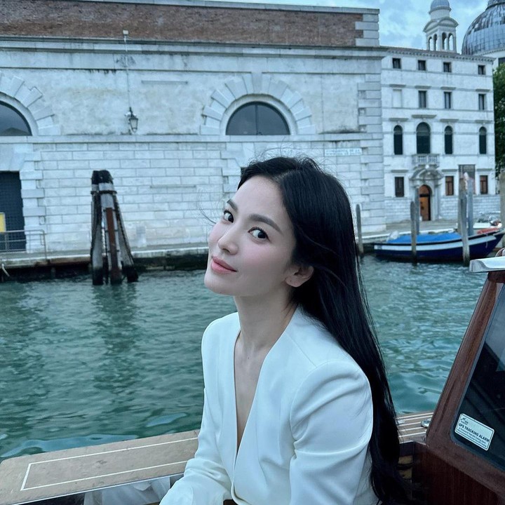 <p>Di potret yang satu ini, bintang The Glory tersebut mengenakan blazer dan wide-leg trouser putih. Outfit Song Hye Kyo yang bertema all-white ini cocok untuk suasana formal kantor maupun pesta. (Foto: Instagram @kyo1122)</p>