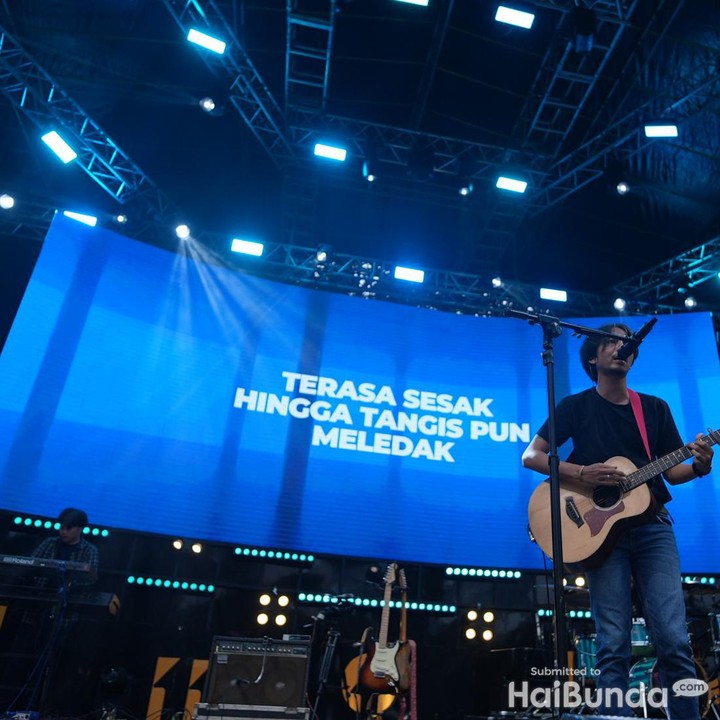 <p>Tak kalah meriah dari band sebelumnya, penyanyi Fiersa Besari membawakan beberapa lagu yang sukses mengajak para penonton menyanyi bersama. Beberapa di antaranya adalah Garis Terdepan, Bukan Lagu Valentine, Waktu yang Salah, April, hingga Runtuh. (Foto: Juicy Luicy)</p>