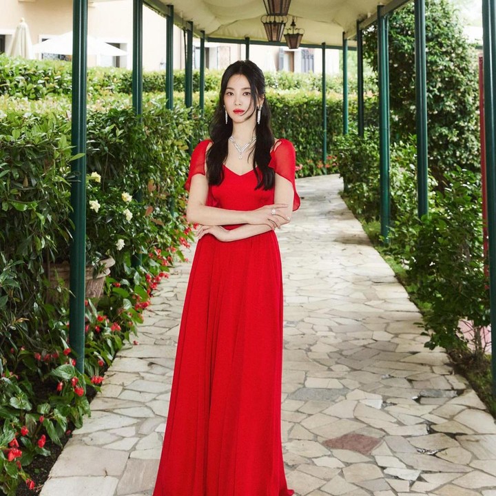 <p>Foto ini diambil saat Song Hye Kyo menghadiri Chaumet Gala yang diadakan di Venice. Ia terlihat anggun dan cantik dengan red gown serta high jewelry set emas putih. (Foto: Instagram @kyo1122)</p>