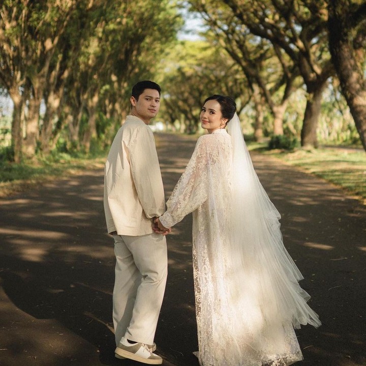 <p>Dalam sesi <em>pre-wedding</em> berikutnya, Beby Tsabina mengenakan <em>dress</em> dan <em>veil</em> beraksen <em>tille</em> putih nan lembut untuk tampilan lebih soft. (Foto: Instagram @bebytsabina @seenbysou @corneliuswisana @anthonysetiawan12)</p>