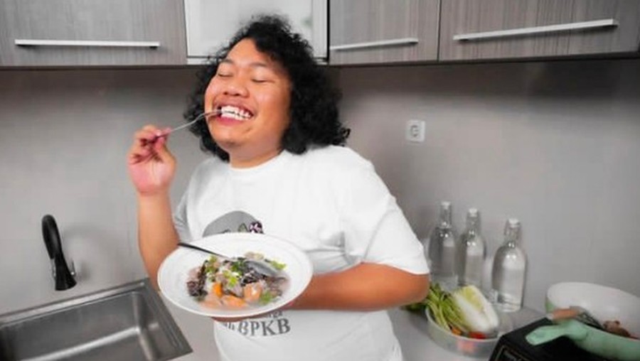 Gaya Makan Marshel Widianto Saat Jalan-jalan di Luar Negeri