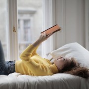 Lebih Suka Membaca daripada Jalan-Jalan, Ini 4 Zodiak Pencinta Buku!
