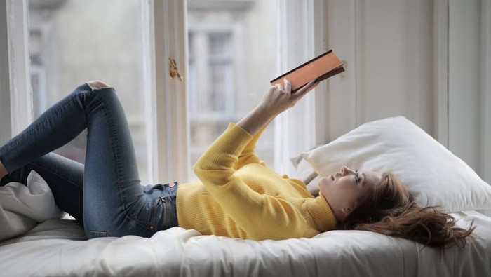 Lebih Suka Membaca daripada Jalan-Jalan, Ini 4 Zodiak Pencinta Buku!