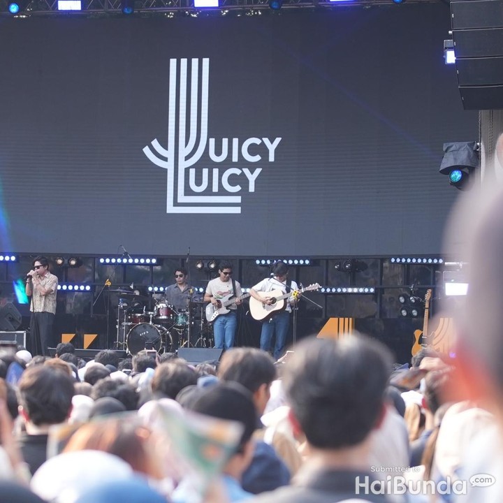 <p>Penampilan selanjutnya di prime stage outdoor, dimeriahkan oleh Juicy Luicy ft. Adrian Khalif. Lagu pertama yang mereka bawakan adalah Tanggung Jawab. Penonton semakin kompak ketika band satu ini menyanyikan lagunya yang berjudul Sialan. (Foto: haibunda.com/Atmaja Kurniawan)</p>