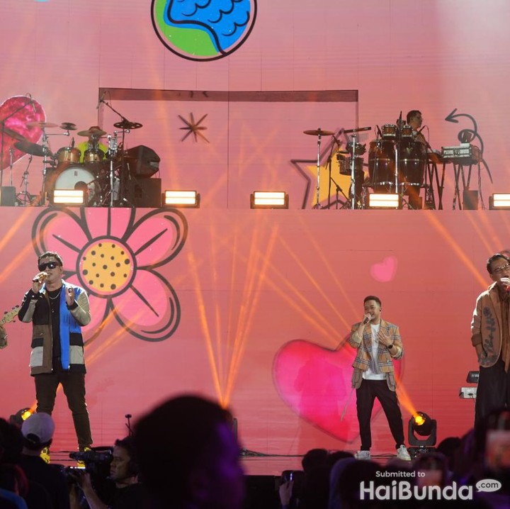 <p>Suasana Allo Stage indoor semakin meriah diwarnai penampilan Kahitna yang membawakan beberapa lagu, di antaranya Cerita Cinta, Katakan Saja, Andai Dia Tahu, Takkan Terganti, hingga Cantik. Saat menyanyikan lagu Mantan Terindah, penonton kompak menyalakan flash di handphone mereka, Bunda. (Foto: haibunda.com/Atmaja Kurniawan)</p>
