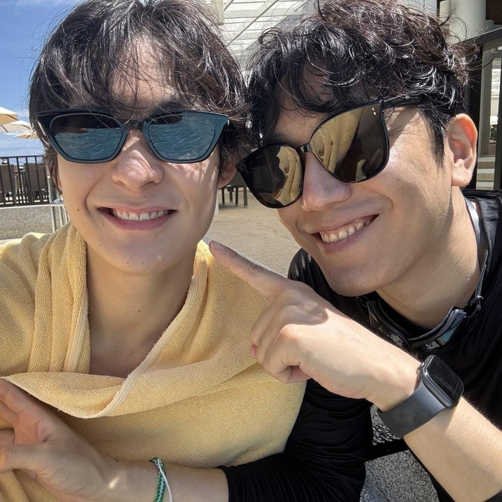 <p>Kali ini Heo Hyung Kyu tampak menunjukkan kedekatannya bersama Song Geon Hee ketika menghabiskan waktu di hotel dengan pemandangan pantai tersebut. (Foto: X @punky528)</p>