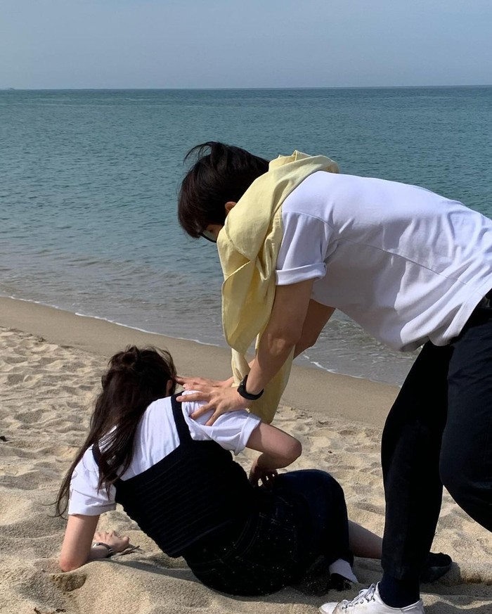 Kedekatan mereka sebagai saudara kandung terlihat sangat erat melalui potret Jaehyung sebagai kakak laki-laki yang jenaka sedang menjahili Seseung dengan kepribadiannya yang manis saat berada di pesisir pantai./ Foto: instagram.com/_seseung