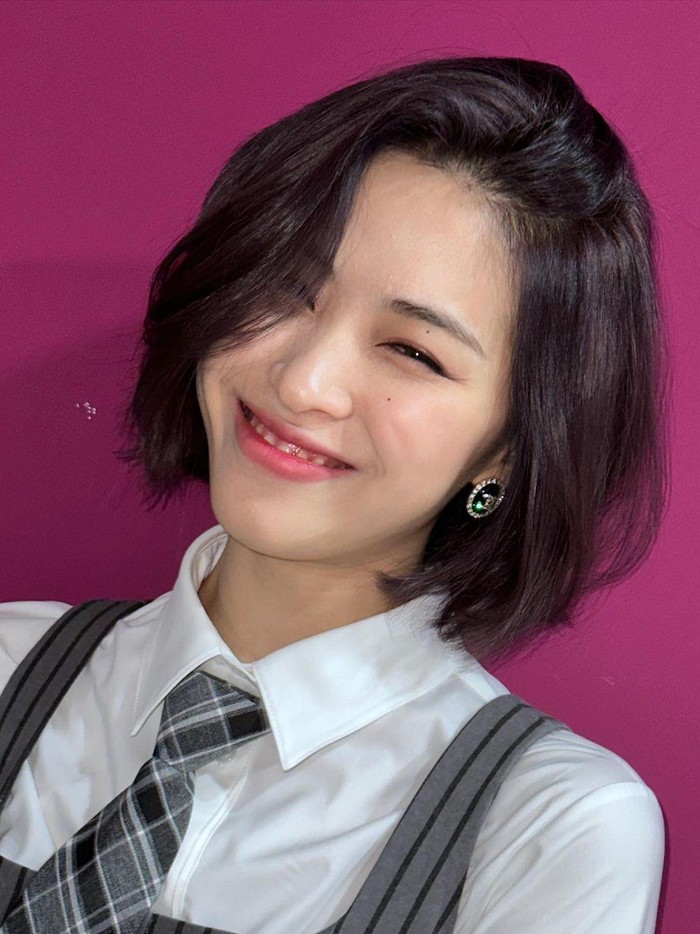 Ketika sedang membicarakan whisker dimples, Ryujin ITZY sudah pasti harus masuk ke dalam daftar. Pasalnya, lesung pipinya telah memikat hati para penggemar dari sejak awal ia muncul di dunia hiburan Korea Selatan./ Foto: instagram.com/itzy.all.in.us