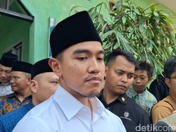 Momen Kaesang Salat Jumat dan Makan Siang Bareng Warga di Jakut