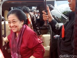 Megawati Ziarah ke Makam Bung Karno di Blitar