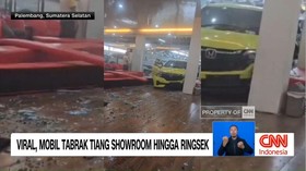 VIDEO: Viral Mobil Tabrak Tiang Showroom hingga Ringsek