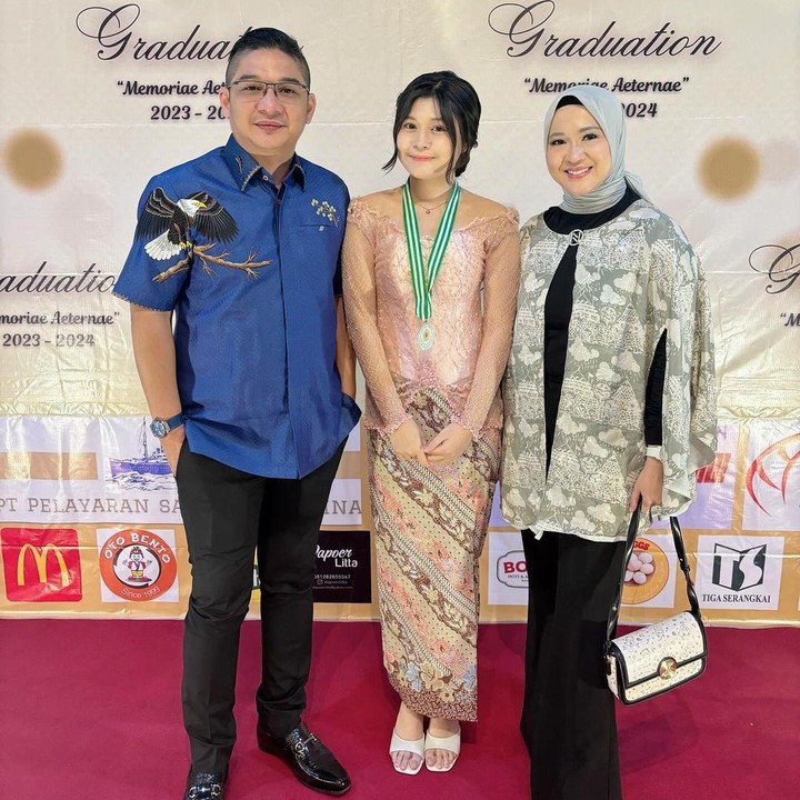<p>Okie Agustina dan Pasha Ungu kompak hadir di wisuda SMP putri mereka, Nasha Anaya, beberapa waktu lalu. Okie dan Pasha diketahui tetap menjalin hubungan baik meski telah resmi bercerai. Dari pernikahan yang berakhir cerai pada 2009, Pasha dan Okie dikaruniai tiga anak. (Foto: Instagram @okieagustina_)</p>