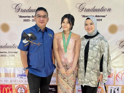 Okie Agustina Wujudkan Keinginan Sang Putri Miliki Foto Bertiga Bersama Pasha Ungu saat Wisuda SMP