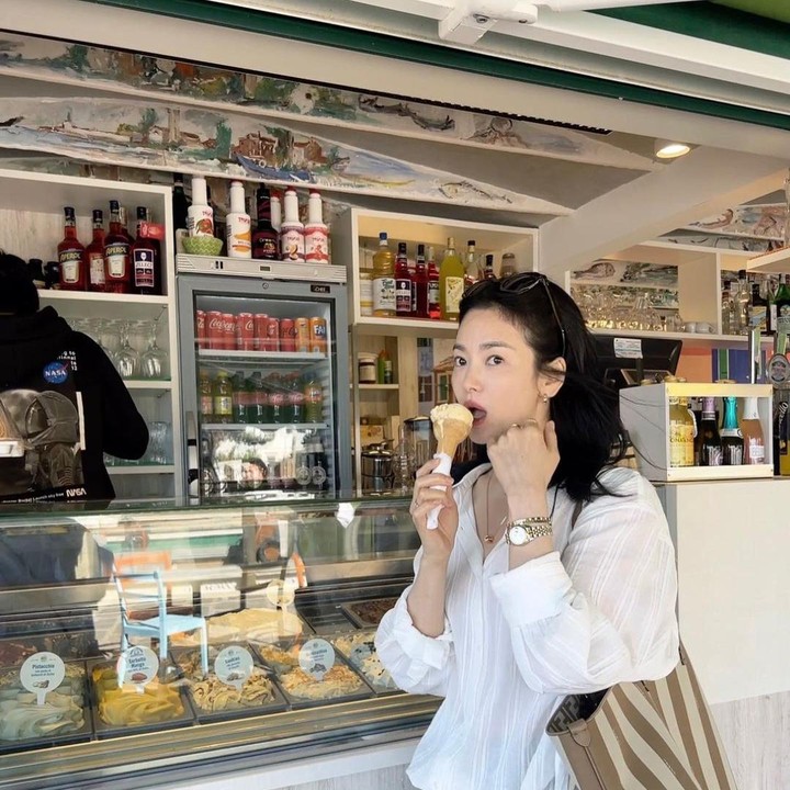 <p>Pada 10 Juni lalu, Song Hye Kyo berangkat ke Italia dalam rangka jadwalnya sebagai global ambassador brand perhiasan mewah Chaumet. Sang aktris pun membagikan beberapa foto di Instagramnya ketika ia menikmati waktu senggang. (Foto: Instagram @kyo1122)</p>