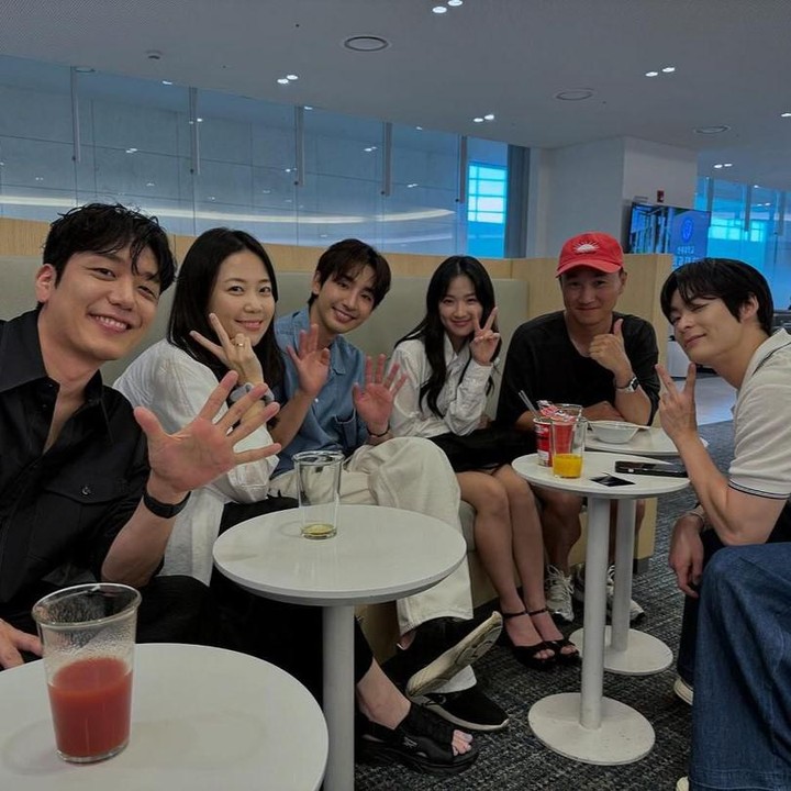 <p>Pada foto yang dibagikan oleh Heo Hyung Kyu ini, geng <em>Lovely Runner</em> sedang berada di Bandara Internasional Incheon ketika hendak menuju ke Negeri Gajah Putih tersebut. (Foto: Instagram @heo_hk)</p>